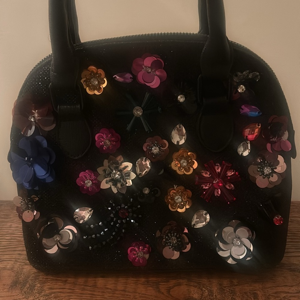 Women’s chic “jeweled” handbag! 👛